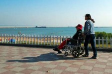 淮安八旬老人推轮椅带老伴游中国(为了方便推轮椅带老伴出门)