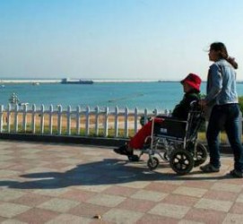 淮安八旬老人推轮椅带老伴游中国(为了方便推轮椅带老伴出门)